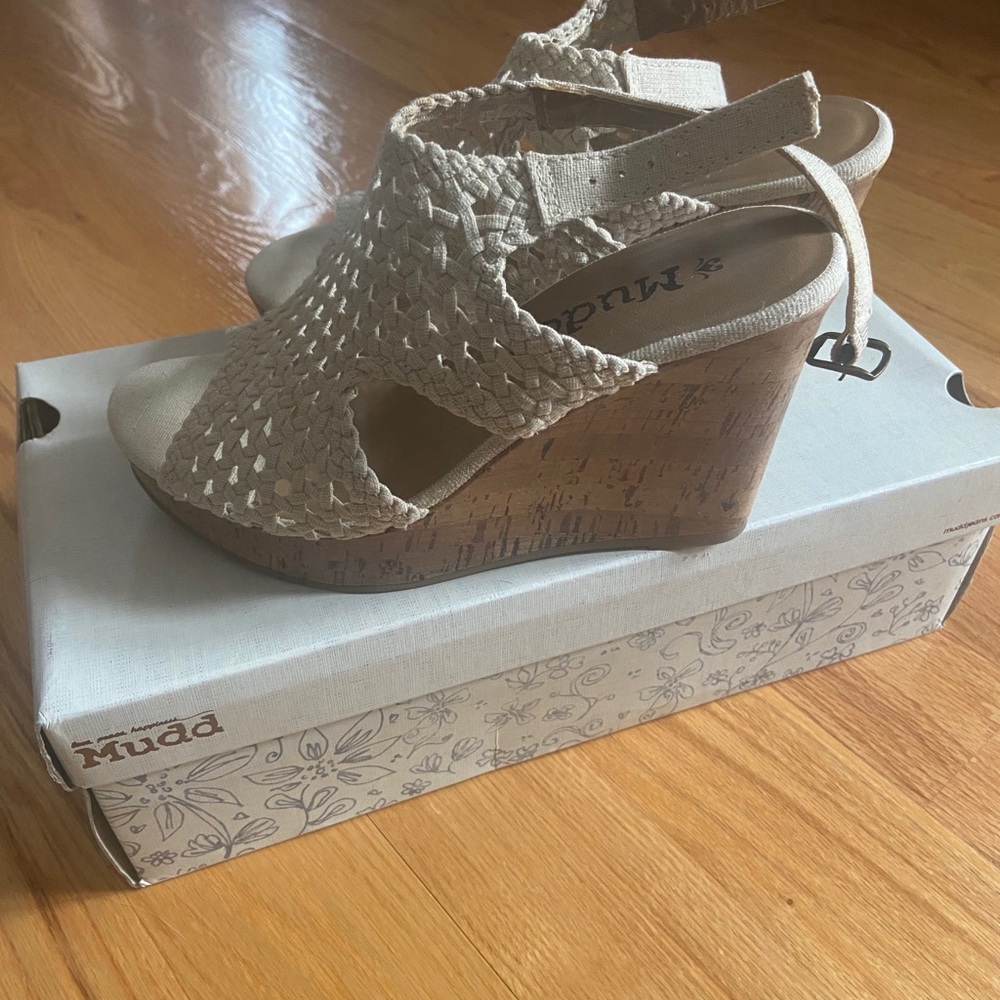 Mudd Sandals - Picture 2 of 6